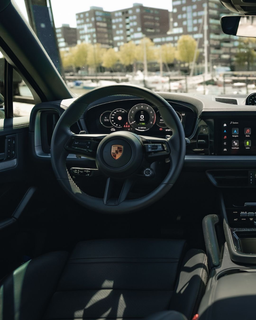 INSTA_Post_1_Porsche Cayenne Coupé - Grijs - 8545_2-1
