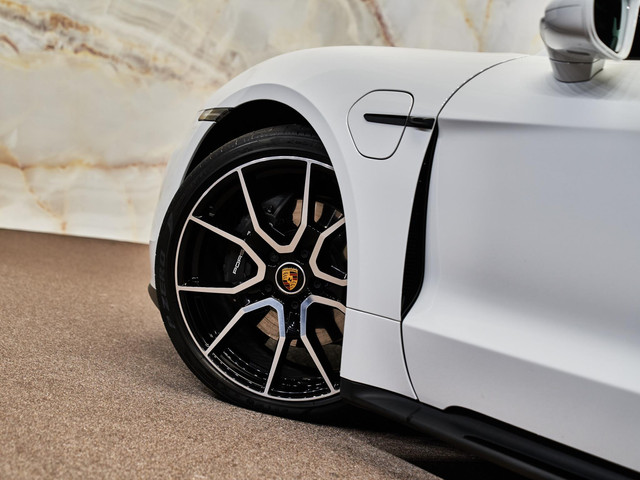 Porsche Taycan - 28