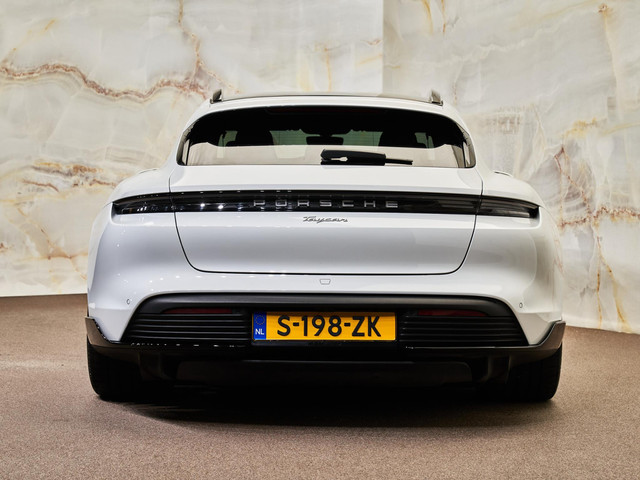 Porsche Taycan - 34