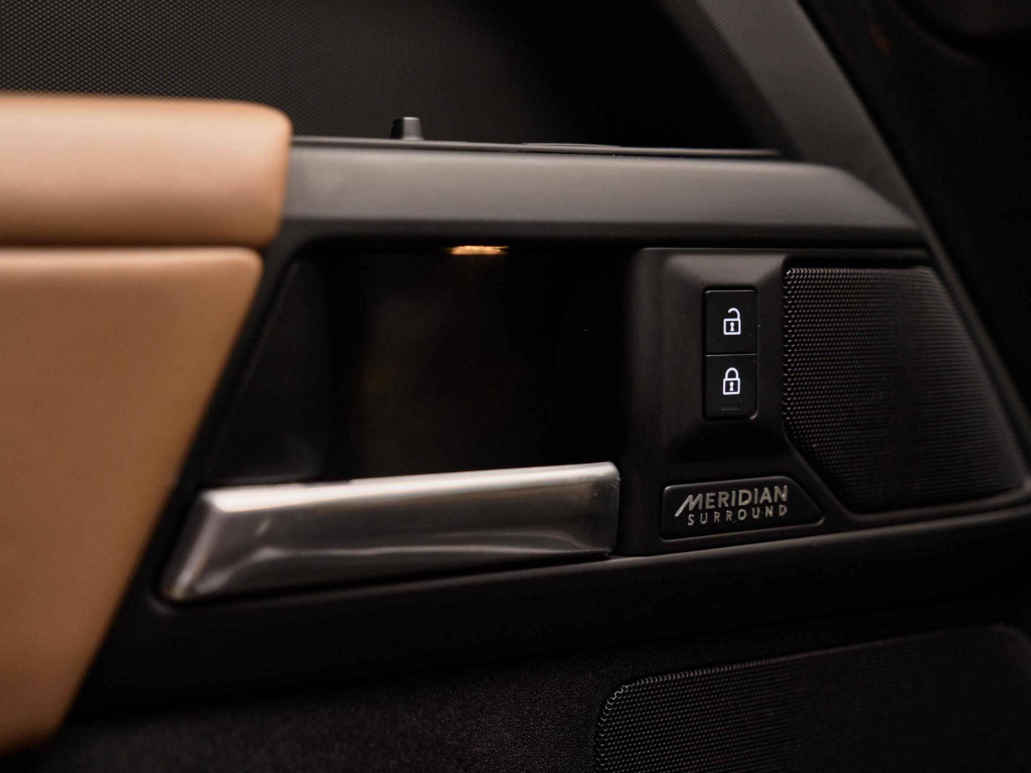 Land Rover Defender - 12