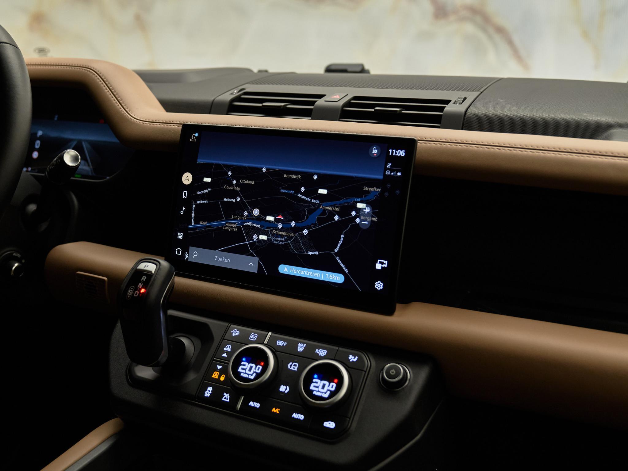 Land Rover Defender - 25